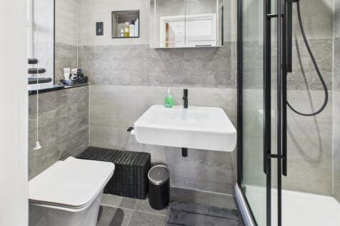 En Suite to Bedroom 2