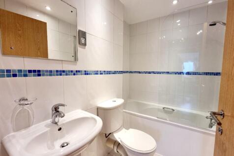 Main bathroom 