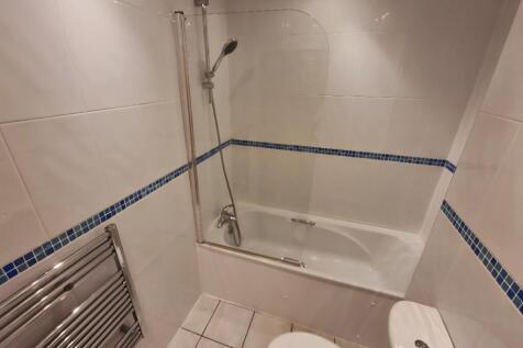 Main bathroom 