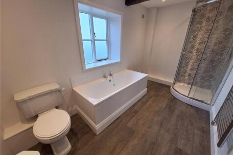 Family Bathroom 1
