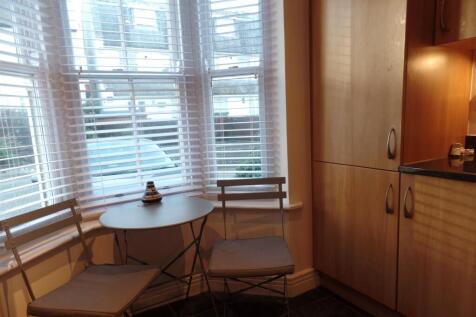 kitchen breakfast area.JPG