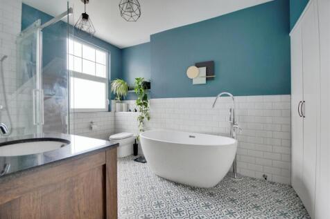 bathroom g.jpg