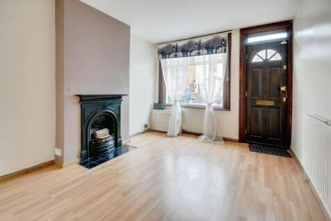 FRONT ROOM.jpg