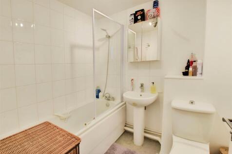 8415ea35-bathroom.jpg