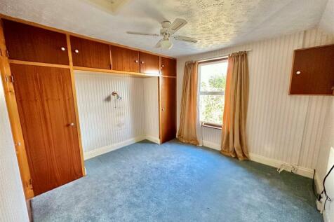 Bedroom 1.jpg