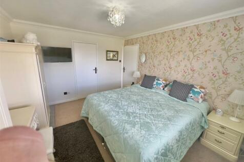 Bedroom 1.jpg