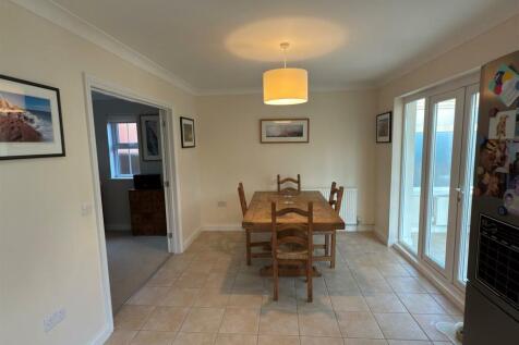 Dining Area.jpg