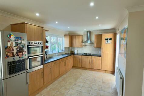 Kitchen 2.jpg