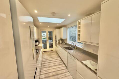 Kitchen 2.jpg