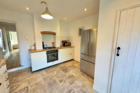 Kitchen 2.jpg
