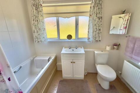 Bathroom 1.jpg