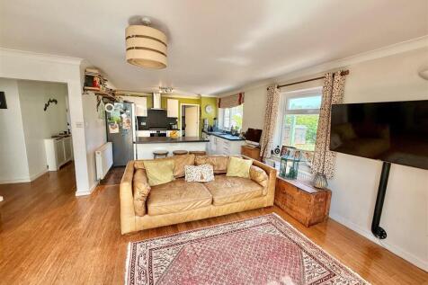 Living Area 1.jpg