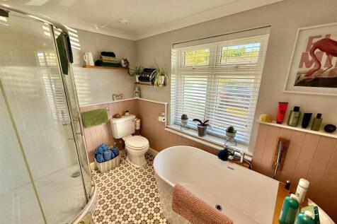 Ensuite 3.jpg