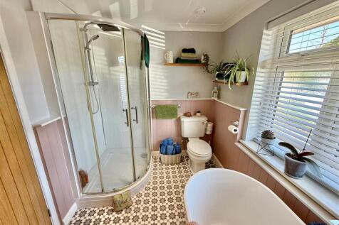 Ensuite 1.jpg