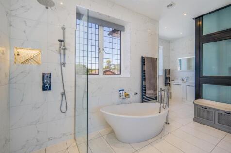 Master En Suite Bathroom