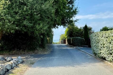 Walk to seafront.jpg