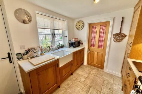 Kitchen 2.jpg