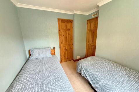 Bed 2.jpg