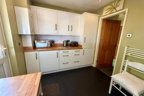 Kitchen 2.jpg