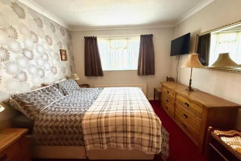 Bedroom 1.jpg