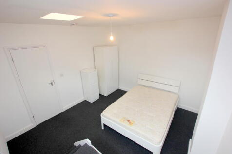 BEDROOM.ONE.JPG