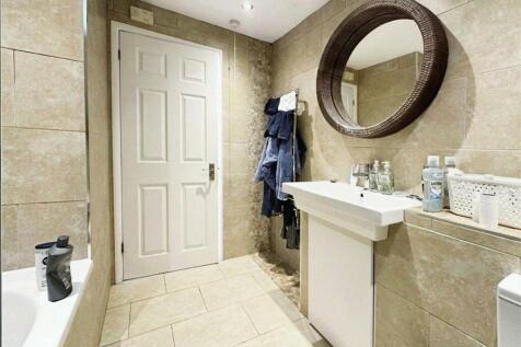 Main Bathroom 2