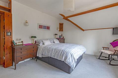 Principal Front Double Bedroom