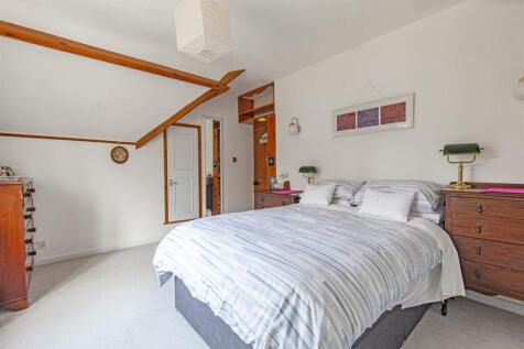 Principal Front Double Bedroom
