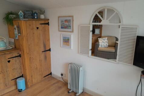 Outbuilding 2.jpg
