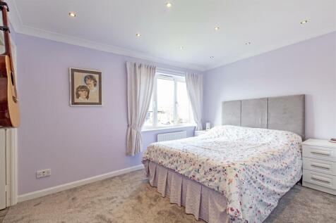 Front Double Main Bedroom