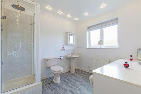 Spacious En-Suite Shower Room