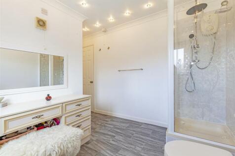 Spacious En-Suite Shower Room