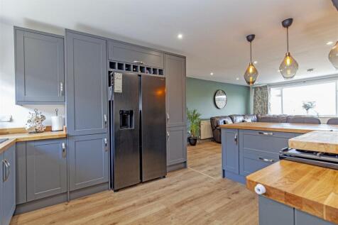 Open Plan Living/breakfasting kitchen