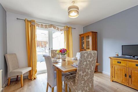 Dining Room/Bedroom 4
