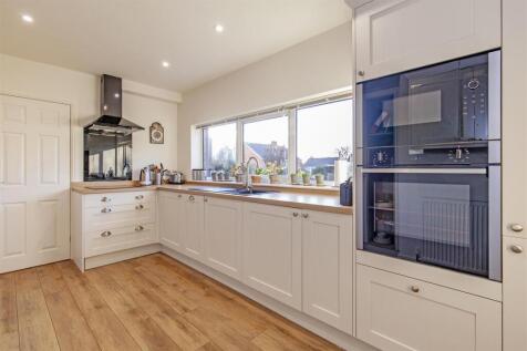 Superb Re-fitted Kitchen