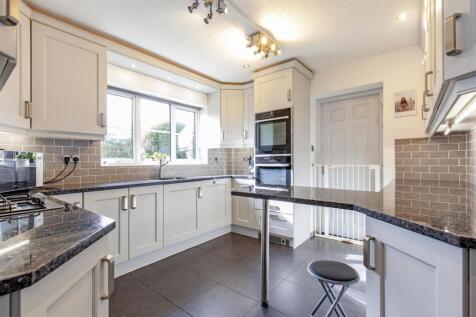 Impressive Breakfasting Kitchen