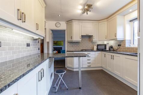 Impressive Breakfasting Kitchen