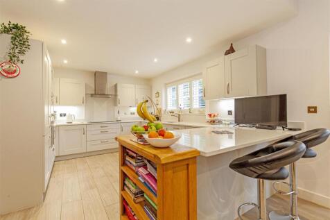 Impressive Open Plan Kitchen/Breakfast Room