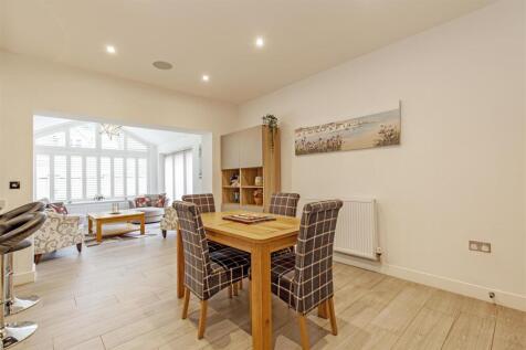 Impressive Open Plan Kitchen/Breakfast Room