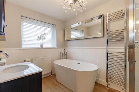 Exquisite Family Bathroom