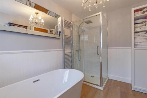 Exquisite Family Bathroom