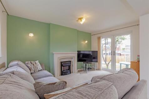&#39;L&#39; shaped Reception Room