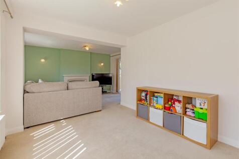 &#39;L&#39; shaped Reception Room