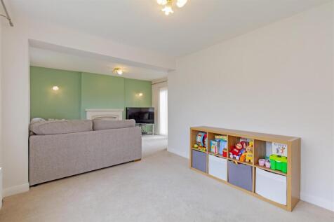 &#39;L&#39; shaped Reception Room