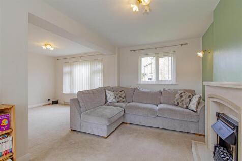&#39;L&#39; shaped Reception Room