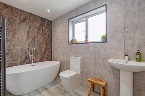 Exquisite Family Bathroom
