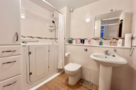 Bath/Shower Room