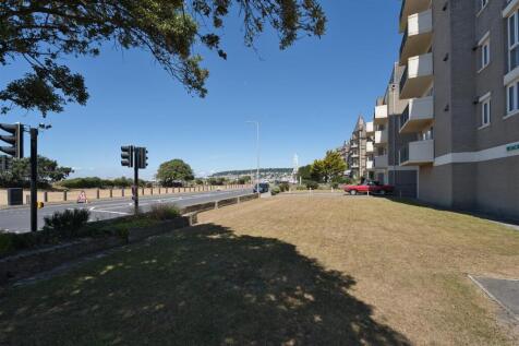 Front Garden Area - Level Access to Beach