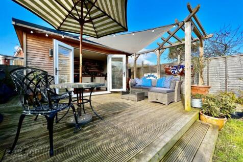 Decking Area &#43; Summer House