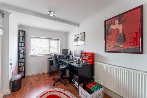 Study/Fifth Bedroom